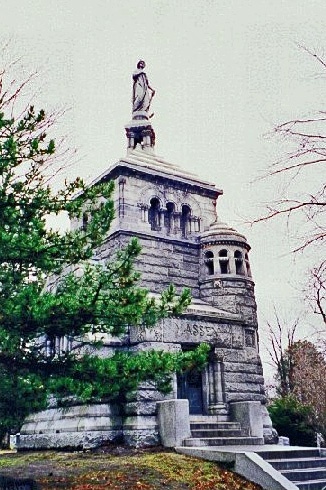 Photo d'un grand monument dans un cimetière