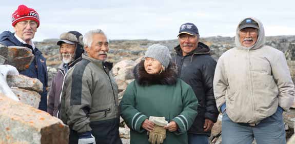 Des Aînés participent à un atelier sur l'accès au parc national du Canada Ukkusiksalik, rivière North Pole, et sa préservation