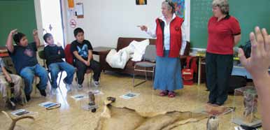 L'aîné Philomena Pagaduan de la Première nation Hul'q'umi'num et Athena George, interprète à Parcs Canada, partagent des histoires avec des élèves sur les plantes et les animaux en périls.
