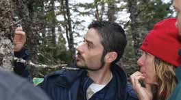 Craig Benoit de la première nation de Miawpukek explique les caractéristiques d’Erioderma pedicellatum, communément appelé érioderme, à Janet Feltham du parc national du Canada Terra-Nova et Kirby Tulk du parc national du Canada de l’Île-du-Prince-Edouard