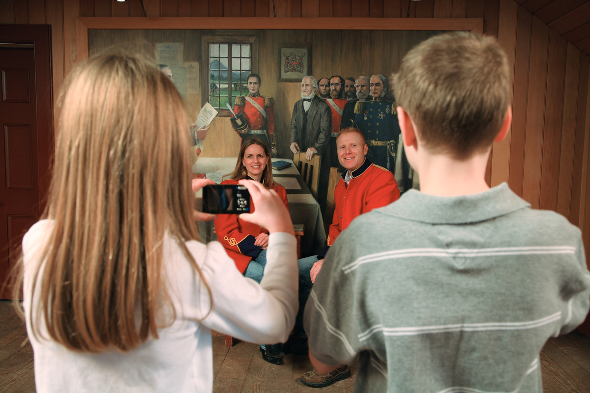 Les visiteurs entrent dans une scène murale de la Proclamation de la Colombie-Britannique, dans la grande maison de Fort Langley