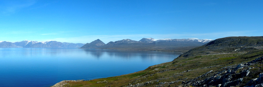 Bras de mer arctique avec montagnes en arrière-plan