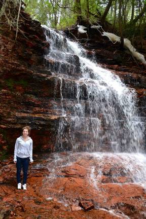 Shayna Bazzoni aux chutes du ruisseau Kama près de l’autoroute 17