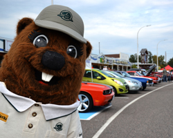 Parka, la mascotte de Parcs Canada, fait une apparition à Terrace Bay pour le Festival Lighthouse Street