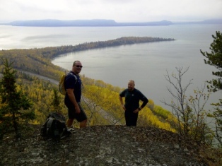 Mike Elliott et Mark Schmidt profitent de la vue sur la baie Mazookama