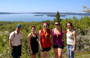 Étudiants sur le sentier « Back 40 » surplombant le lac Whitesand, dans le parc provincial Rainbow Falls.