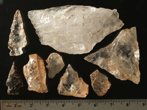 Artefacts	de quartz et de silex provenant d'un site occupé avant l'arrivée des Européens au Col Healy, parc national du Canada Banff (Alb.)