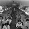 Photo en noir et blanc de personnes assises dans un avion