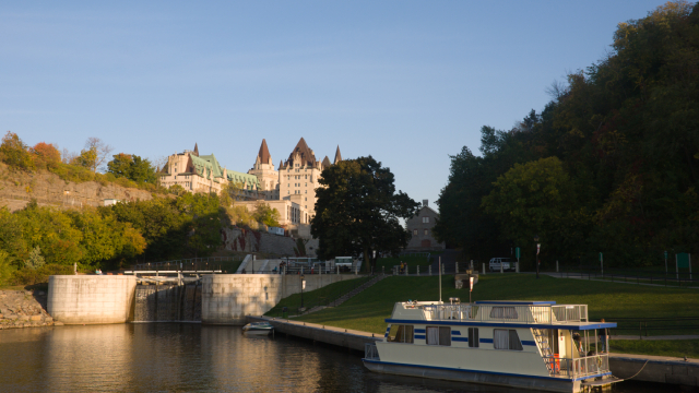 Poste d'éclusage et Château Laurier à partir de la rivière des Outaouais.