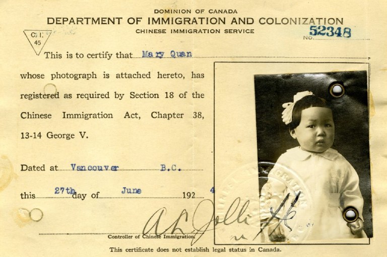 Document d'immigration historique incluant la photo et les informations d'une enfant