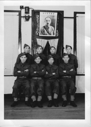Photo en noir et blanc d'un groupe d'hommes en uniformes