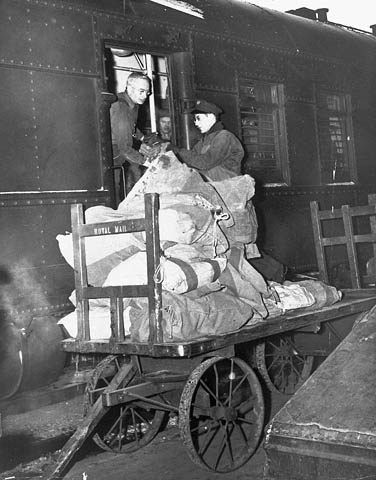 Deux hommes décharge le courrier d'un wagon
