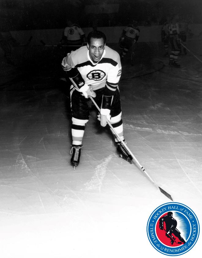Une photo historique en noir et blanc d'un joueur de hockey