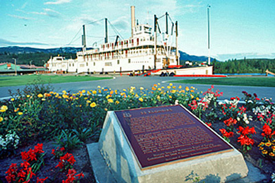 Photo d'une plaque commémorative devant un bateau