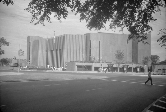 Photo en noir et blanc d'un bâtiment carré