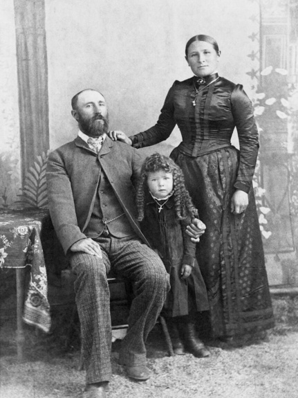 Image historique en noir et blanc d'une famille assise pour son portrait