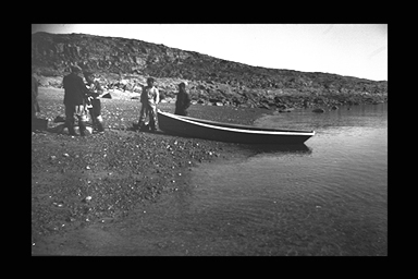 Image en noir et blanc d'un bateau à terre