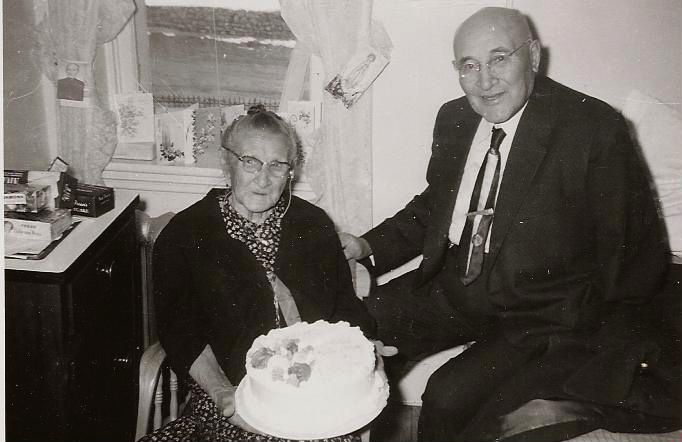 Image historique en noir et blanc de deux personnes âgées