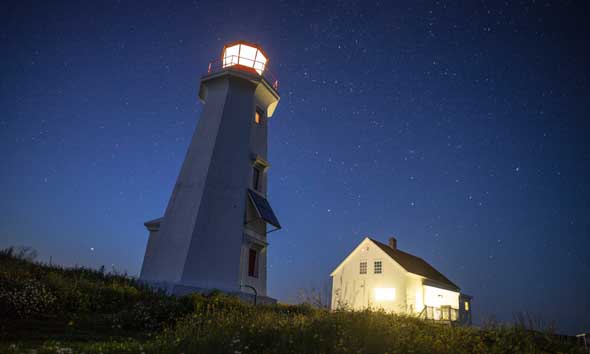 Station de phare et maison du gardien de l’île aux Perroquets, la nuit. Réserve de parc national de l’Archipel-de-Mingan 