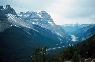 Vue générale du Col-Kicking Horse, qui montre les paysages de montagne qui entourent ce corridor de transport de chaque coté