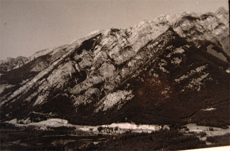 Deux photos du mont Norquay dans le parc national Banff. Une photo a été prise en 1902, l’autre en 1984. Sur la photo de 1984, la végétation st beaucoup plus étendue sur les pentes du mont Norquay à cause de la suppression des incendies.