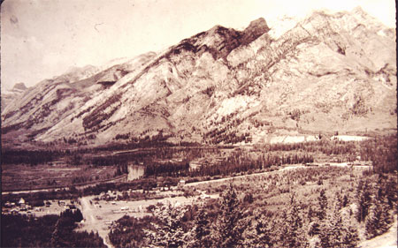 Deux photos du mont Norquay dans le parc national Banff. Une photo a été prise en 1902, l’autre en 1984. Sur la photo de 1984, la végétation st beaucoup plus étendue sur les pentes du mont Norquay à cause de la suppression des incendies.