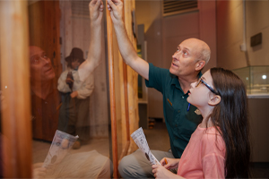 un employé de Parcs Canada faisant visiter une exposition à un enfant