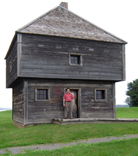 Homme devant la porte du blockhaus