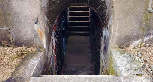 Section F – Le sentier traverse les tunnels avec 20 à 23 marches. 