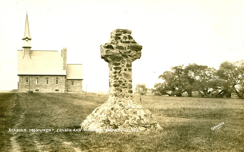 Photo historique de la croix d'Herbin avec l'Église-souvenir dans l'arrière-plan