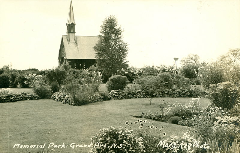 Photo historique de l'église avec le jardin victorien qui l'entoure