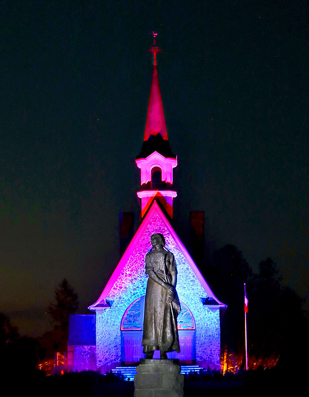 L'église est illuminée avec des lumuères de plusieurs couleurs