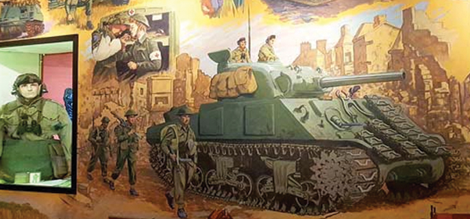 L’exposition Histoire de l’armée canadienne avec une partie de la murale de 