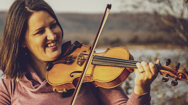 Une femme avec un violon.