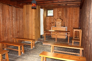 Confessional, autel, tabernacle et crucifix de la chapelle de l’Habitation 
