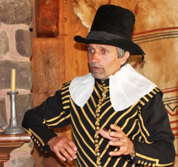 Interprète jouant le rôle de Champlain racontant ses souvenirs de Port-Royal 