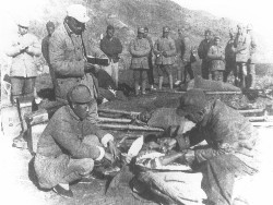 Bethune enseigne tout en opérant sur place des Chinois blessés, vers 1939. 