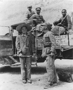 Richard Brown, un missionnaire canadien, guide Bethune jusqu'à Yan'an en avril 1938, puis au-delà en mai. 
