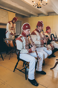 Les interprètes du Fort George jouent des répliques d'instruments historiques
