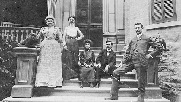 Lady Laurier et la famille à l'extérieur de la maison Laurier (avec leur épagneul King-Charles à gauche), vers 1907 