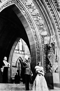 Le roi George VI, la reine Elizabeth et William Lyon Mackenzie King sur les marches du Parlement à Ottawa au cours de la visite royale de 1939 au Canada.