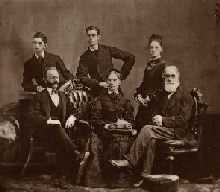 La famille Leslie vers 1876. Première rangée : John Sr., Eliza, le père de John ou d'Eliza; Deuxième rangée : John Jr., James, Jane