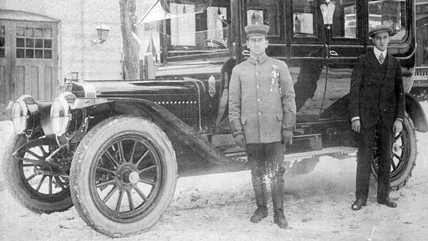 L'automobile Winton de 1912 appartenant à Laurier, et son chauffeur, M. Lascelles, en novembre 1914