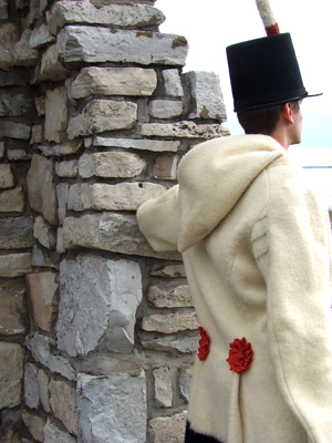 Les femmes autochtones au fort St. Joseph confectionnent les manteaux Mackinaw à partir de couvertures.