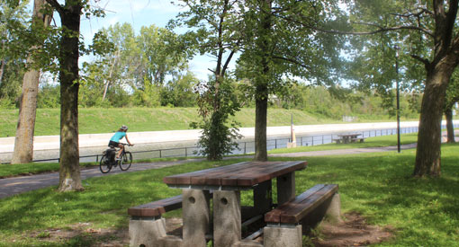 Piste cyclable et table à pique-nique au parc Dollier-de-Casson