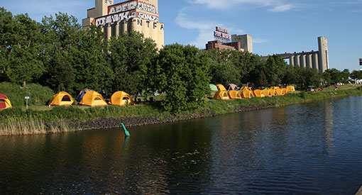 Tentes installées sur la berges des Coursier au canal de Lachine
