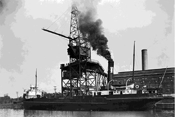 Photo d'archive d'un bateau-cargo dans le canal de Lachine