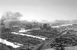 photo montrant le canal, deux bassins, des usines et le sud-ouest de Montréal