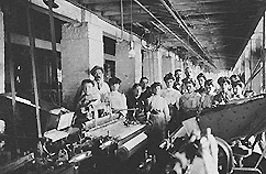 Ouvriers (hommes, femmes et enfants) derrière des machines