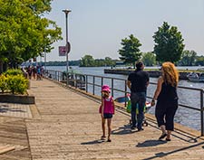 Une jeune famille marchant sur le bord du canal.